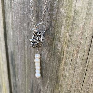 Slip ring necklace with crow and pearls